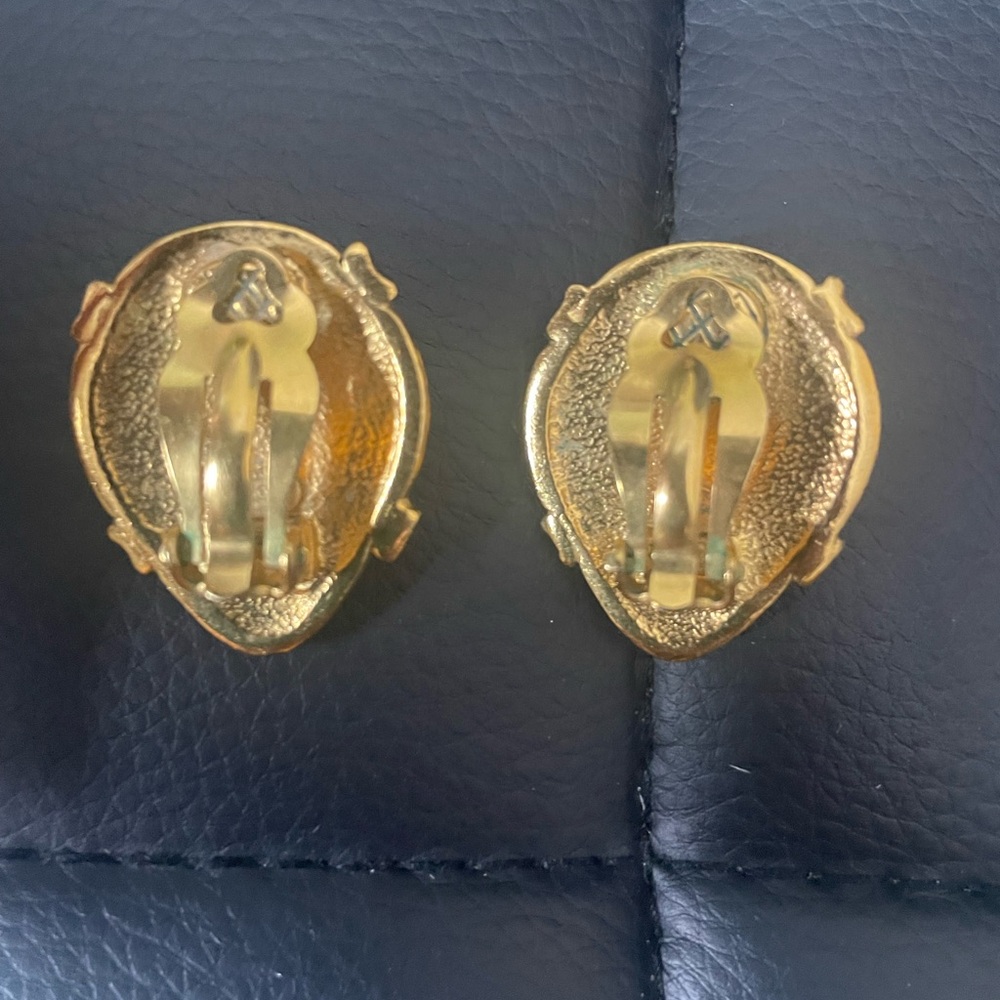 Chanel teardrop earrings with twisted ribbon CC mark. - Picture 9 of 9